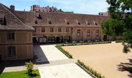 LES_HARAS-FACADE