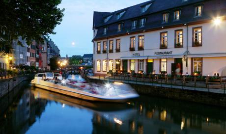 REGENT PETITE FRANCE_Facade restaurant_bateau mouche